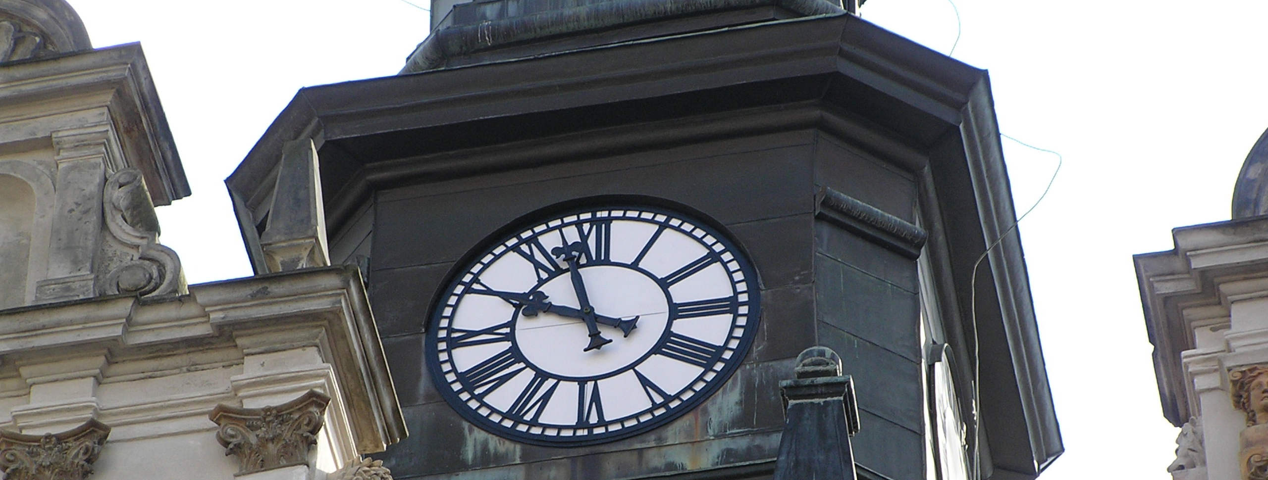 Věžní hodiny — detail ciferníku